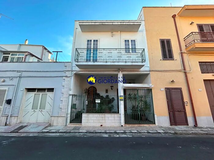 Casa con 10 locali in vendita in Via Enrico Toti, Squinzano