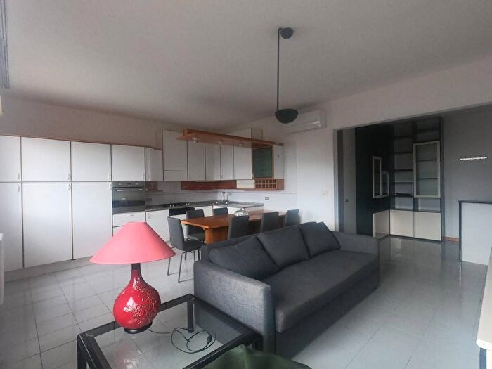 Appartamento trilocale in affitto in Viale Ca' Granda, Ca' Granda, Milano