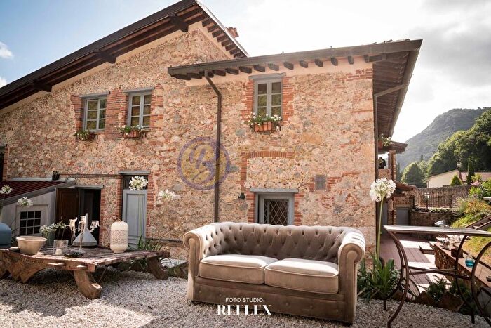 Casa con 18 locali in vendita in Camaiore