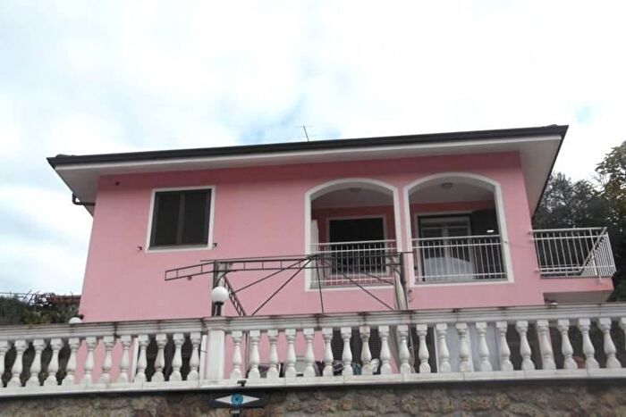 Casa con 6 locali in vendita in Camporosso