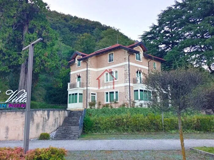 Casa con 6 locali in vendita in Via Alessandro Rossi, Piovene Rocchette