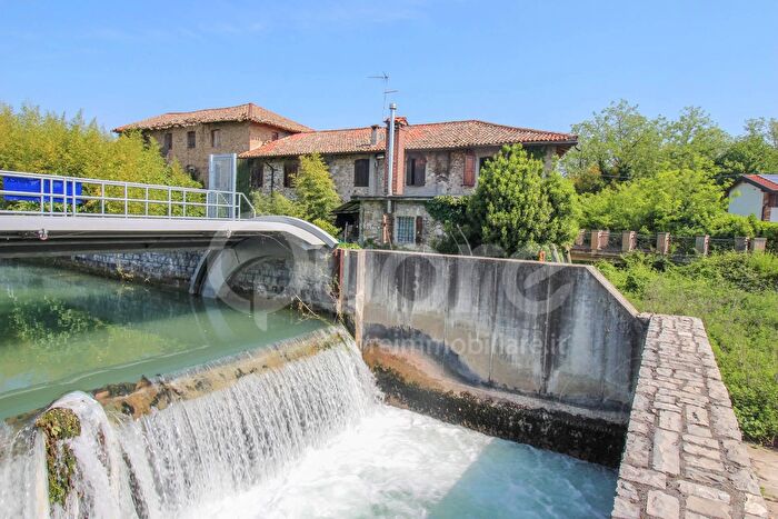 Casa con 9 locali in vendita in Località Molin Nuovo, Martignacco