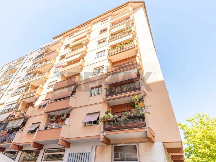 Appartamento trilocale in vendita in Via Orso Mario Corbino, Roma