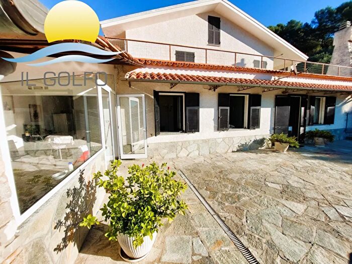 Casa con 8 locali in vendita in San Bartolomeo Al Mare