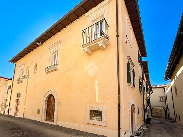 Appartamento con 5 locali in vendita in V dei Guelfi, LAquila