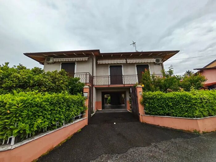 Casa con 10 locali in vendita in Carrara