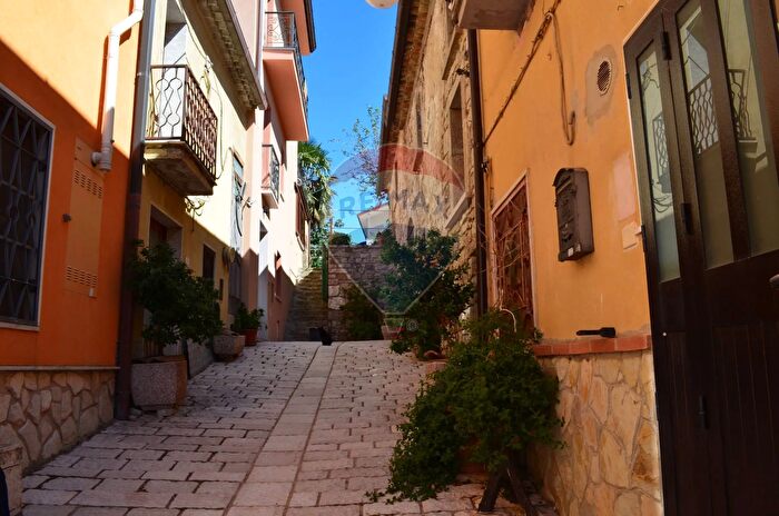 Appartamento con 9 locali in vendita in Via Ceraso, Castelpagano