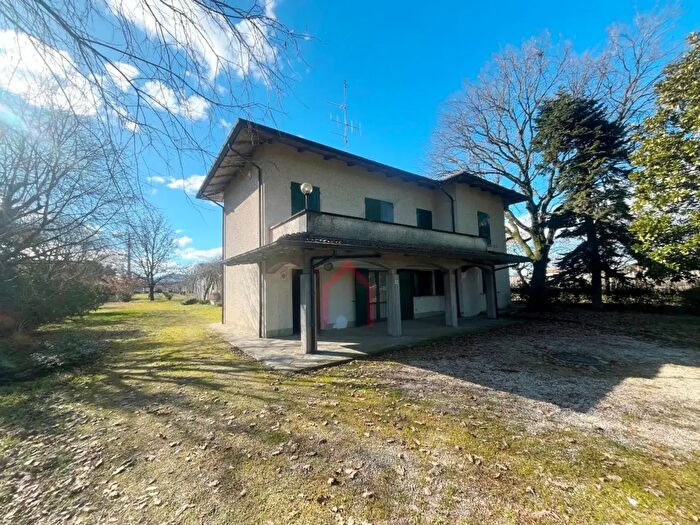 Casa con 8 locali in vendita in Via Ossi, Forli