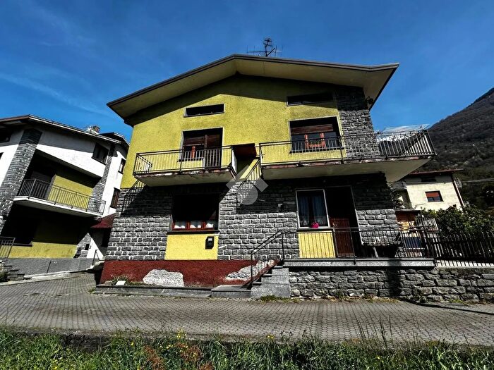 Casa con 6 locali in vendita in Via Mario Copes, Verceia