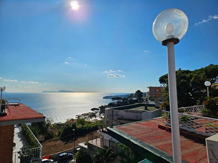 Appartamento con 6 locali in vendita in Via Gneo Nevio Napoli, Napoli