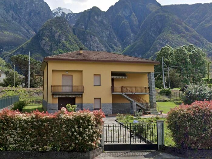 Casa quadrilocale in vendita in Strada Statale del Lago di Como E dello Spluga Novate Mezzola, Novate Mezzola