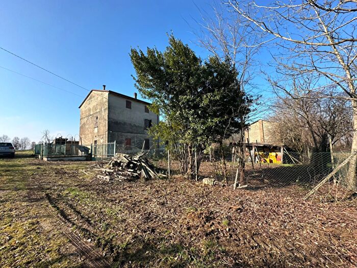 Casa con 8 locali in vendita in Alseno