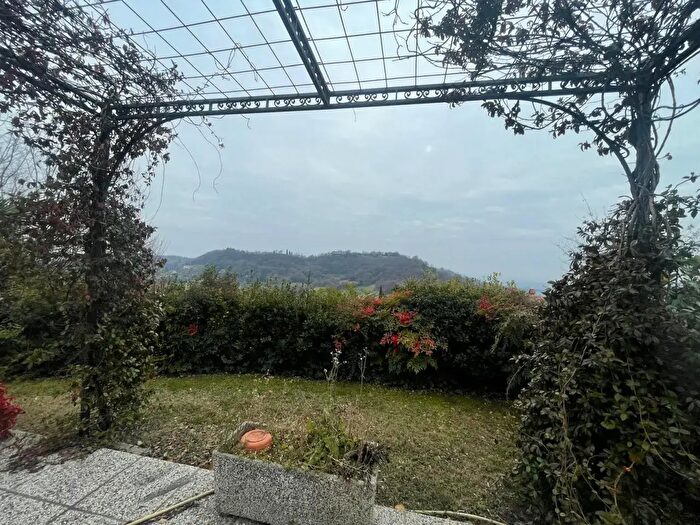 Casa con 10 locali in vendita in Strada delle Valli, Monteviale