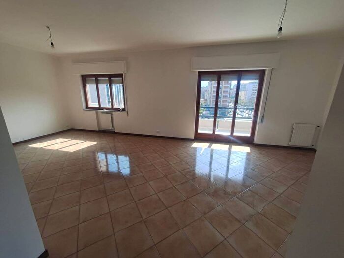 Appartamento con 6 locali in affitto in Viale Campania, De Gasperi Croce Rossa, Palermo