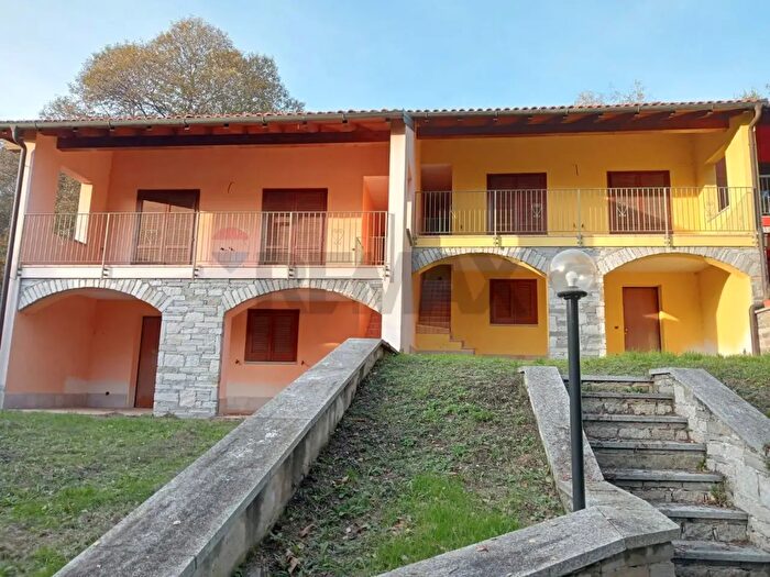 Casa con 5 locali in vendita in Nebbiuno
