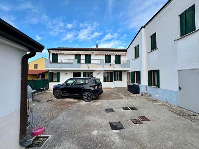 Casa con 5 locali in vendita in Via Forni, Rovigo