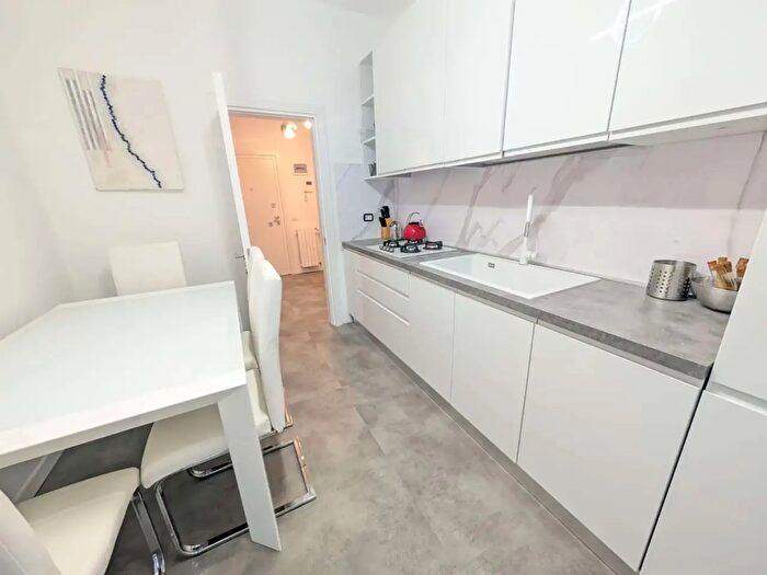 Appartamento quadrilocale in vendita in Via Guido De Ruggiero, Milano