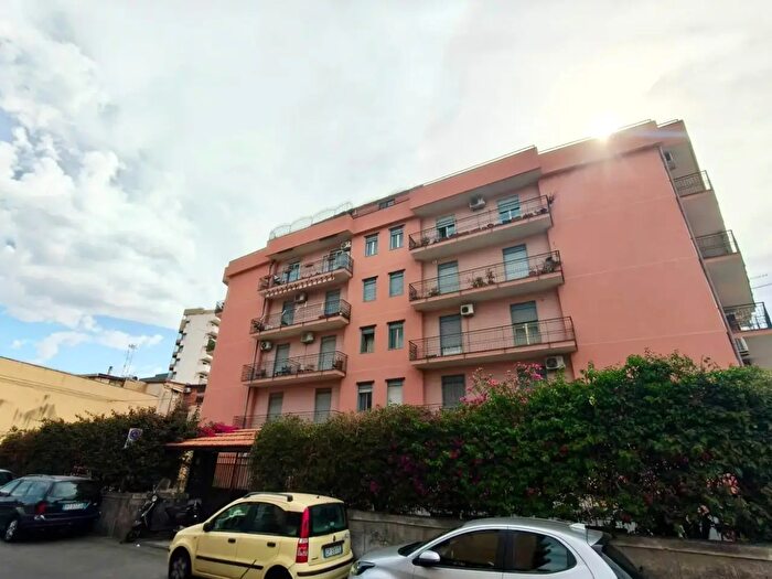 Appartamento trilocale in vendita in Via Curia, Catania