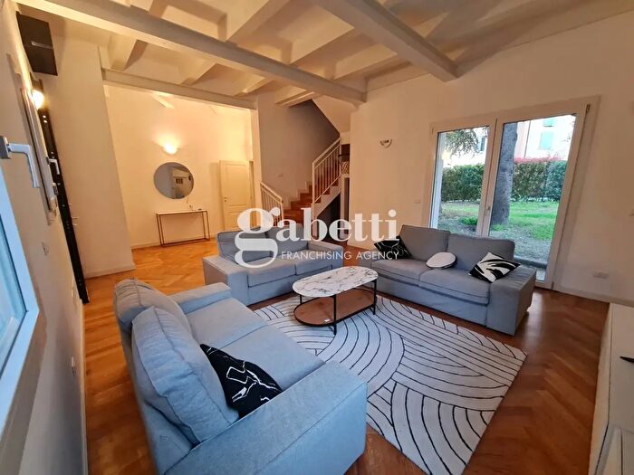 Casa con 6 locali in affitto in Via Pianoro, Bologna