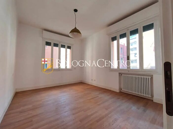 Appartamento con 5 locali in affitto in Via Andrea Costa, Bologna
