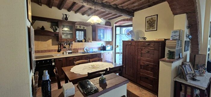 Appartamento con 8 locali in vendita in Carrara