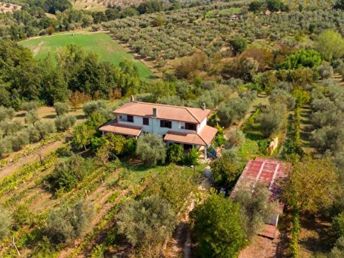 Casa quadrilocale in vendita in Via Fonte Maraone Fara in Sabina, Fara In Sabina