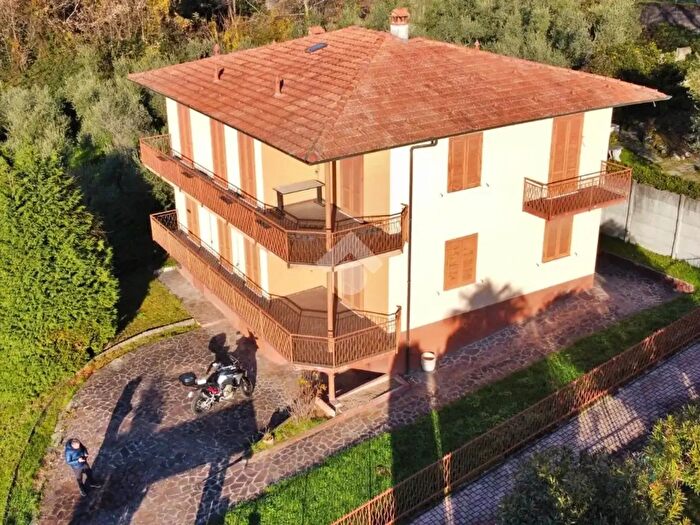 Casa con 12 locali in vendita in Via Privata di Casate, Lierna