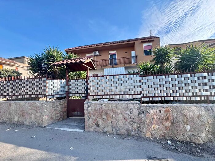 Appartamento trilocale in affitto in Via Inserra, Palermo