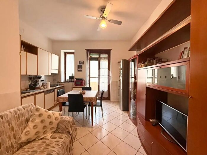 Appartamento trilocale in vendita in Via Arona, Torino