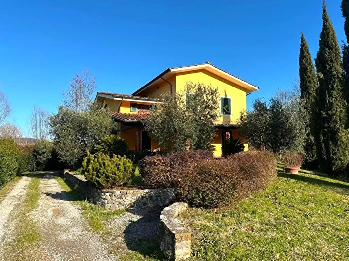 Casa con 11 locali in vendita in Lucca