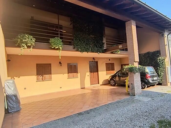 Casa con 9 locali in vendita in Via Carelli Arduino, Crespiatica