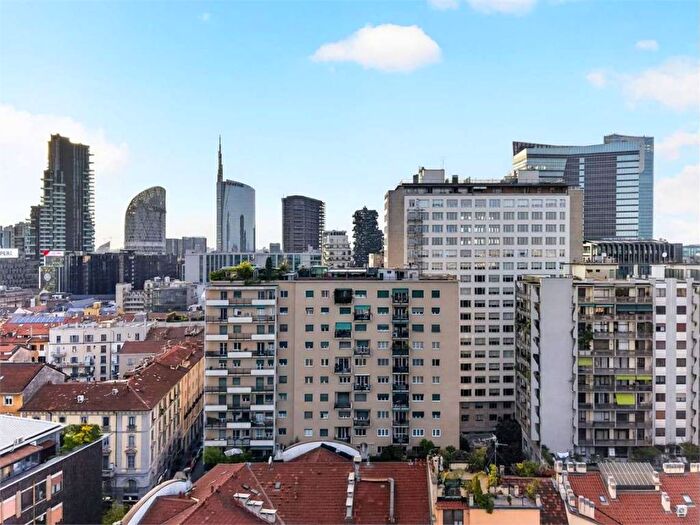Appartamento quadrilocale in affitto in Via Caretto, Centrale, Milano
