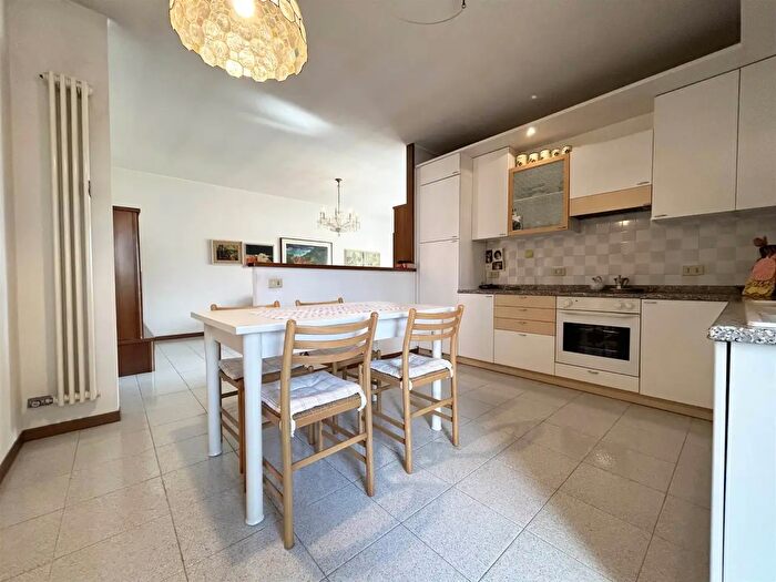 Appartamento con 6 locali in vendita in Via Santa Maria dellOlmo, Thiene