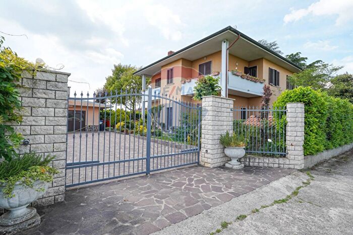 Casa con 7 locali in vendita in Via Trento, Filago
