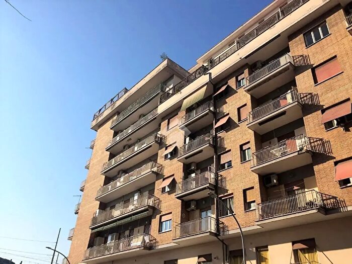 Appartamento trilocale in vendita in Via Enrico Cosenz, Roma