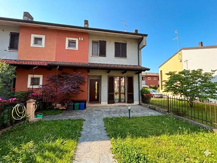 Casa quadrilocale in vendita in Inveruno
