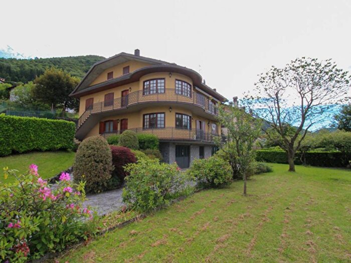 Appartamento trilocale in affitto in Via Fratelli Ferrari, Centro Valle Intelvi