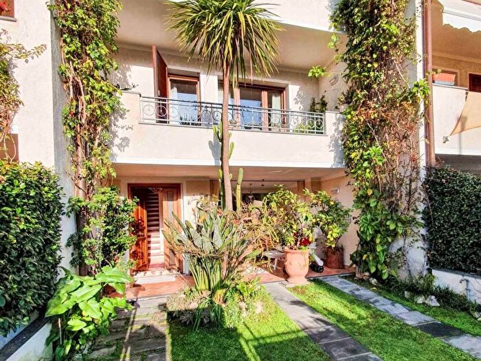 Casa con 5 locali in affitto in Via Quartieri L, Centro, Forte dei Marmi