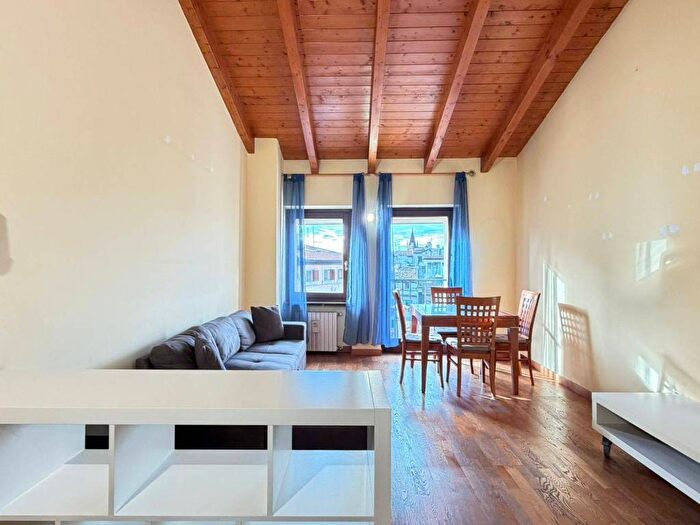 Appartamento quadrilocale in affitto in Veronetta, Verona