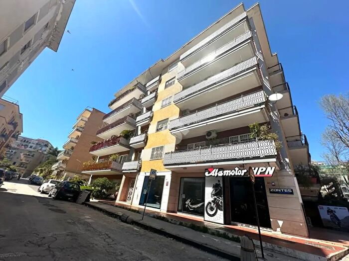 Appartamento con 6 locali in vendita in Via Pietro Castellino, Napoli