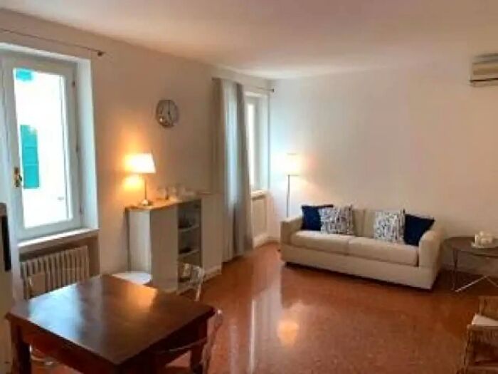 Appartamento trilocale in affitto in Via Raffaello Sanzio, Milano