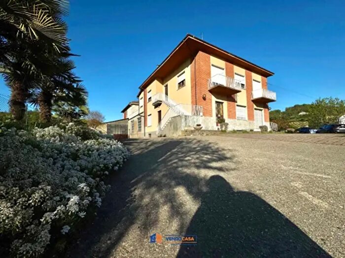 Casa con 6 locali in vendita in Via Angelo Brofferio, Mombercelli