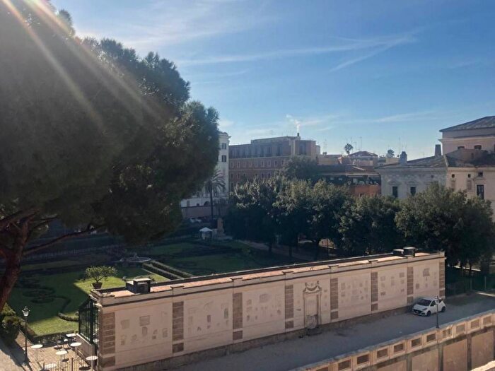 Casa con 6 locali in affitto in Piazza Barberini, Vittorio Veneto, Roma