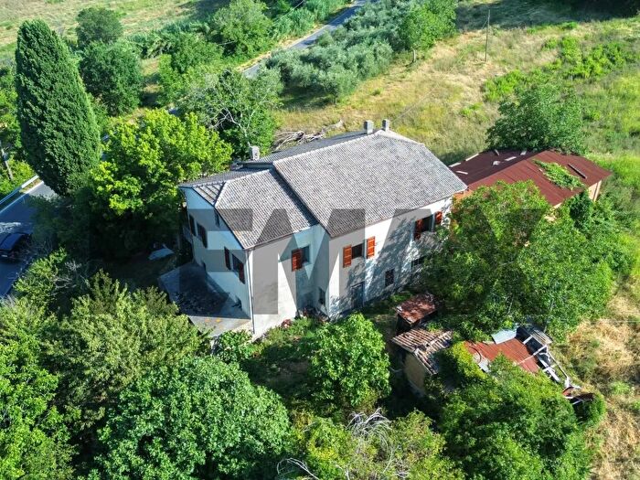 Casa con 5 locali in vendita in Cingoli