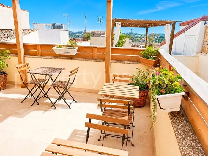 Casa con 6 locali in vendita in Vico Sparviero, Noto