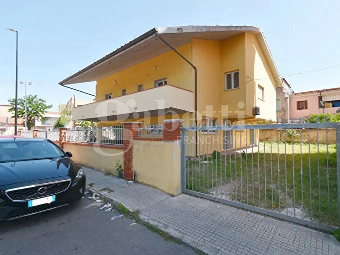 Casa con 9 locali in vendita in Via Alto Adige, Olbia