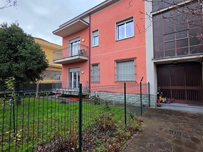 Casa con 8 locali in vendita in Via Dante Alighieri, Carugo