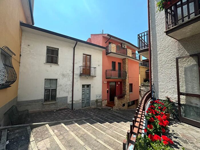 Appartamento con 8 locali in vendita in Piazza del Municipio, Lama Dei Peligni