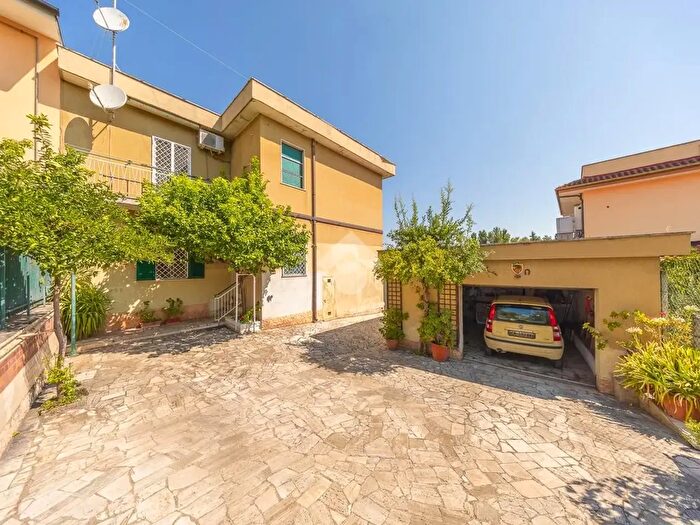 Casa con 9 locali in vendita in Via di Lunghezza, Roma