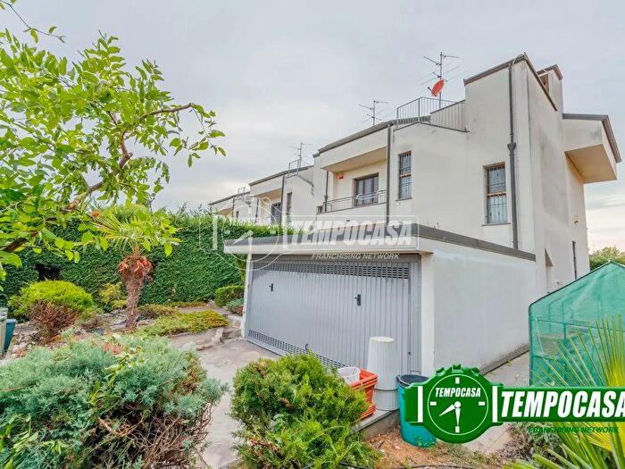 Casa con 5 locali in vendita in Piazza Purificazione Maria Vergine, Landriano